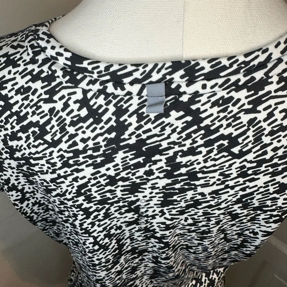 Nike Dri-FIT Running Shirt Women's Medium Black White Patterned Athletic Swoosh
